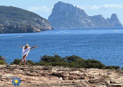 DEVINUS spirituele reis Ibiza vrouw op rots