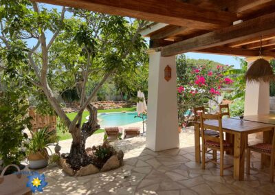 DEVINUS spirituele reis Ibiza overkapping met uitzicht zwembad IMG 3714 | Personal coach en spirituele reizen DEVINUS