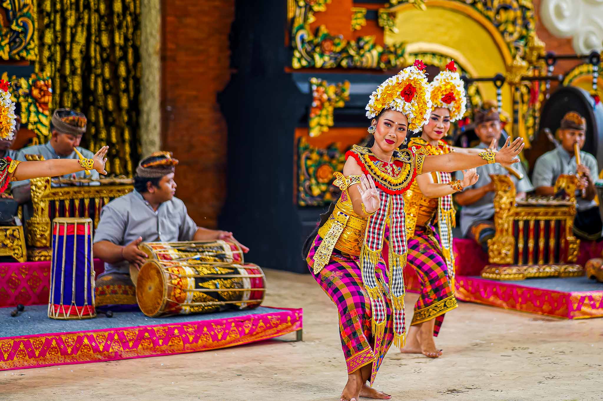 Dansende vrouwen in Bali - DEVINUS reizen