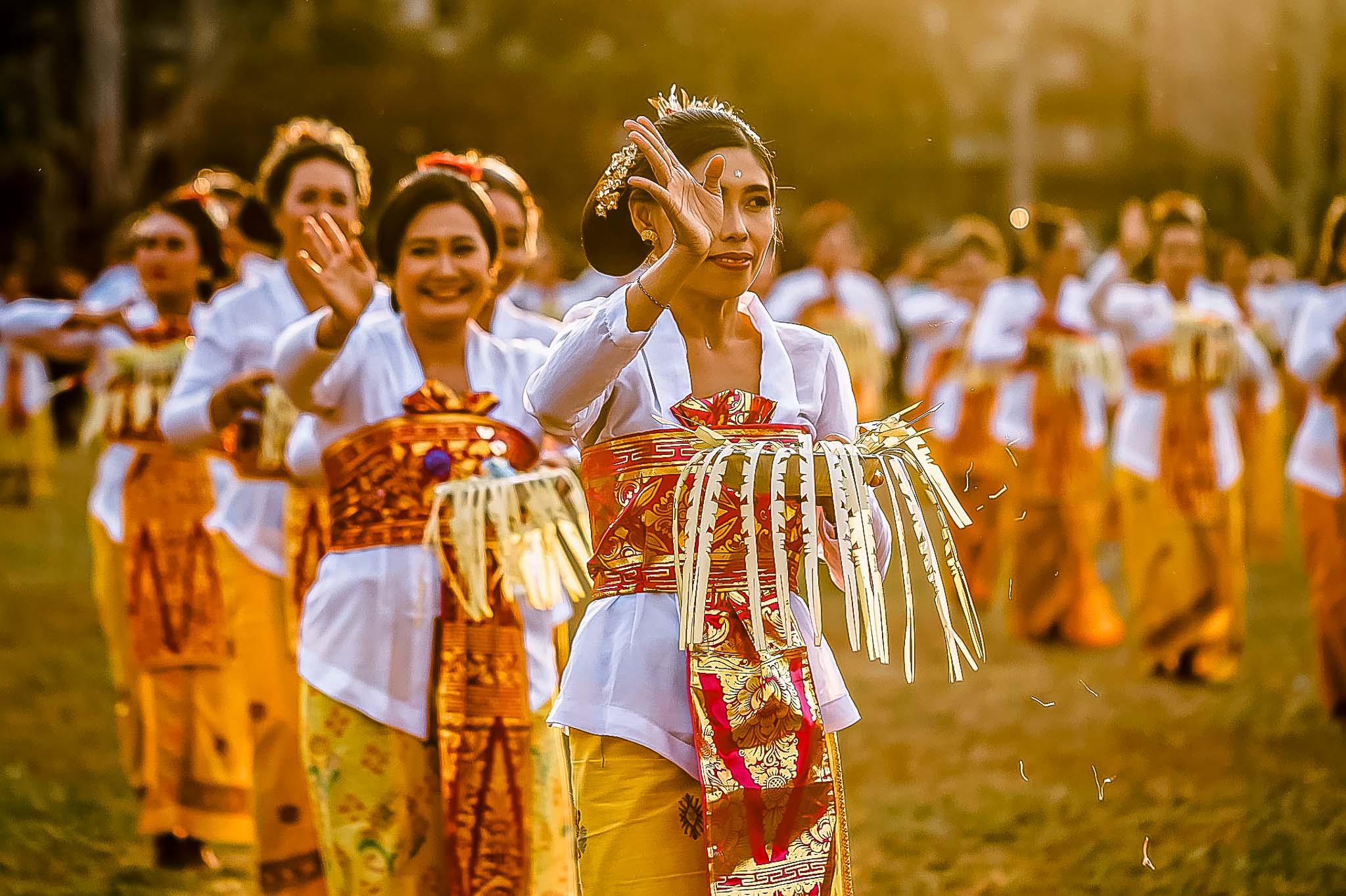 Groep dansende vrouwen in Bali | Personal coach en spirituele reizen DEVINUS
