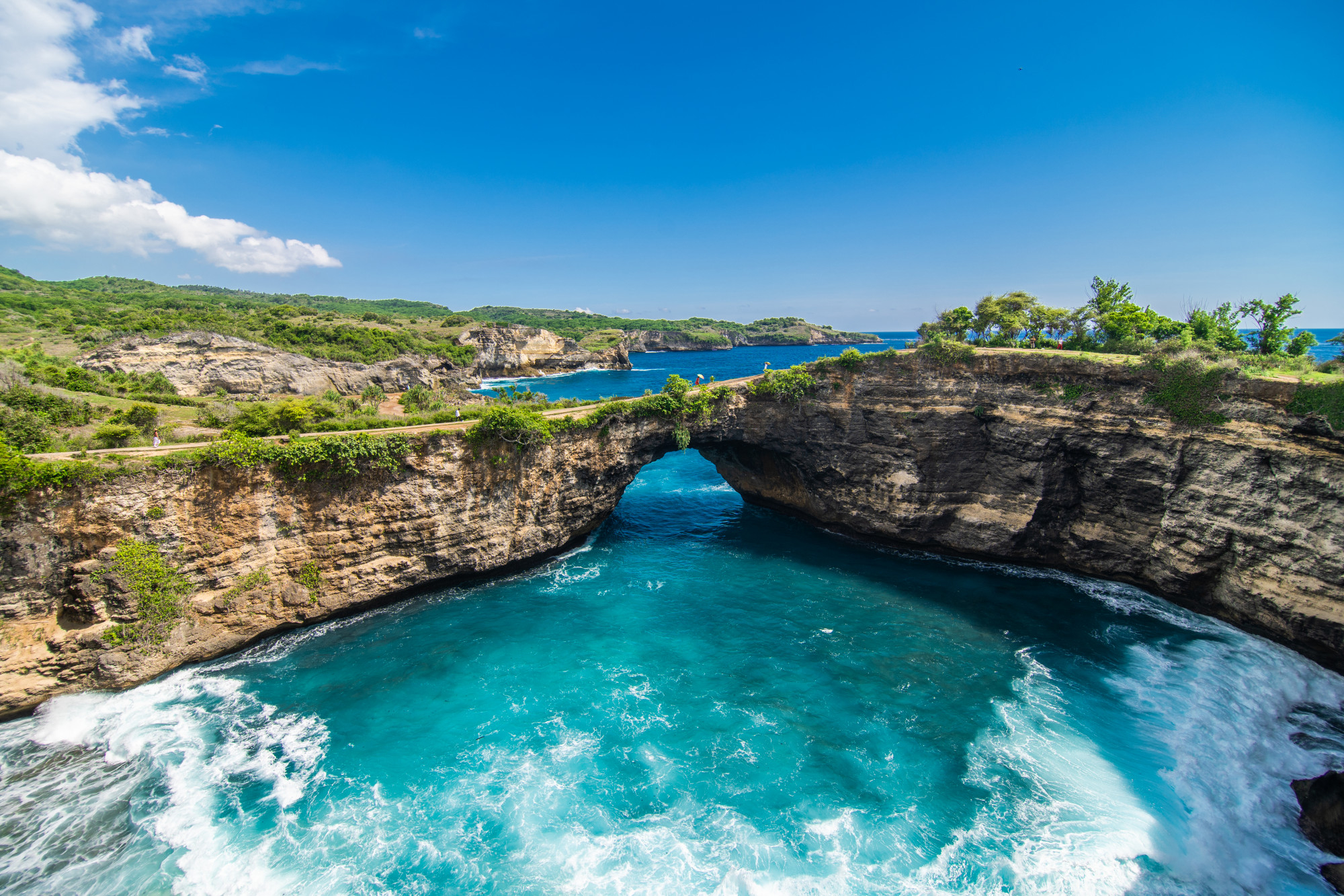 panoramic view broken beach nusa penida bali indonesia blue sky turquoise water | Personal coach en spirituele reizen DEVINUS