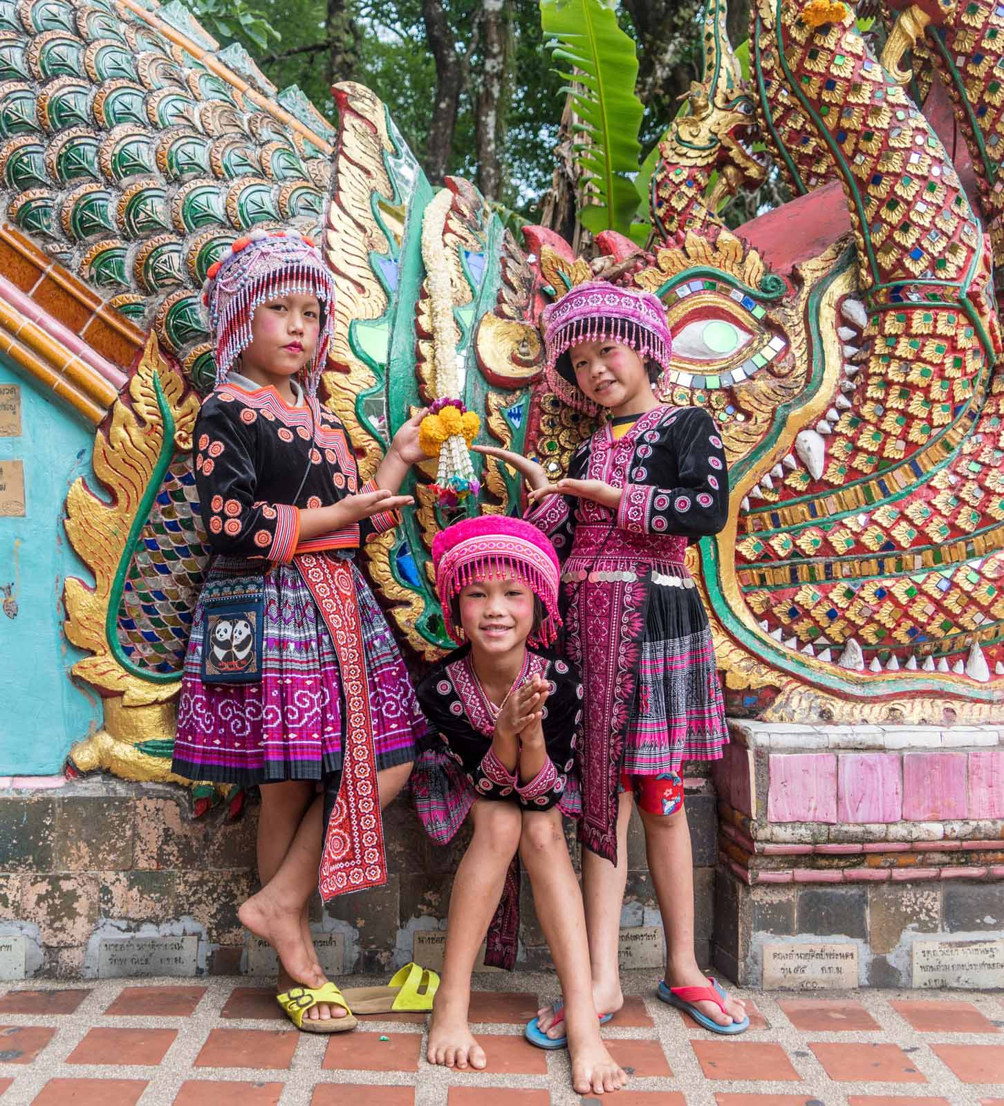 DEVINUS spirituelereis Thailand Chiang Mai - kinder bij een tempel