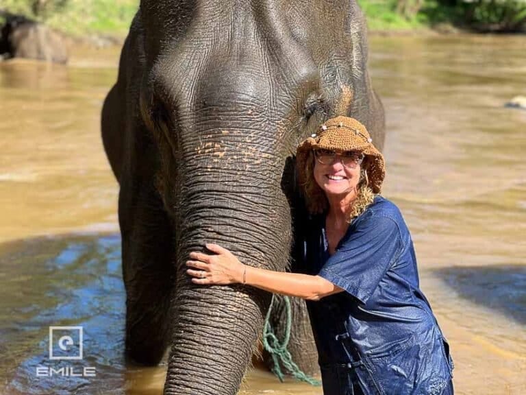 Sylvia Smit eigenaresse DEVINUS samen met een olifant in het water
