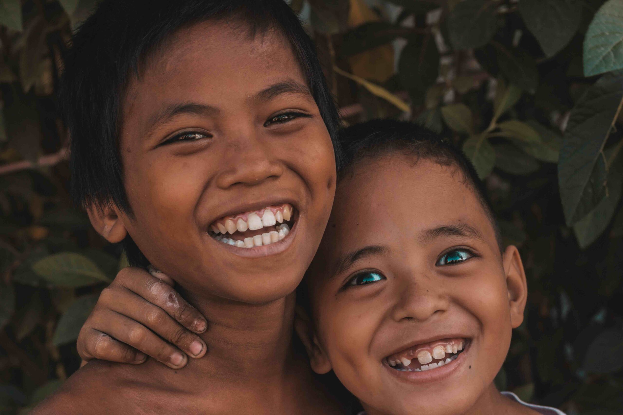 2 lachende Thaise kinderen