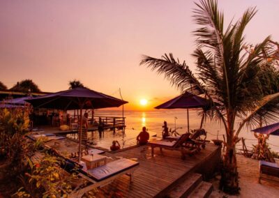 Ondergaande zon DEVINUS Bali Nusa eilanden | Personal coach en spirituele reizen DEVINUS