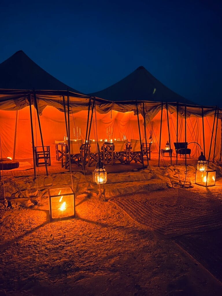Verlicht woestijnkamp bij avond