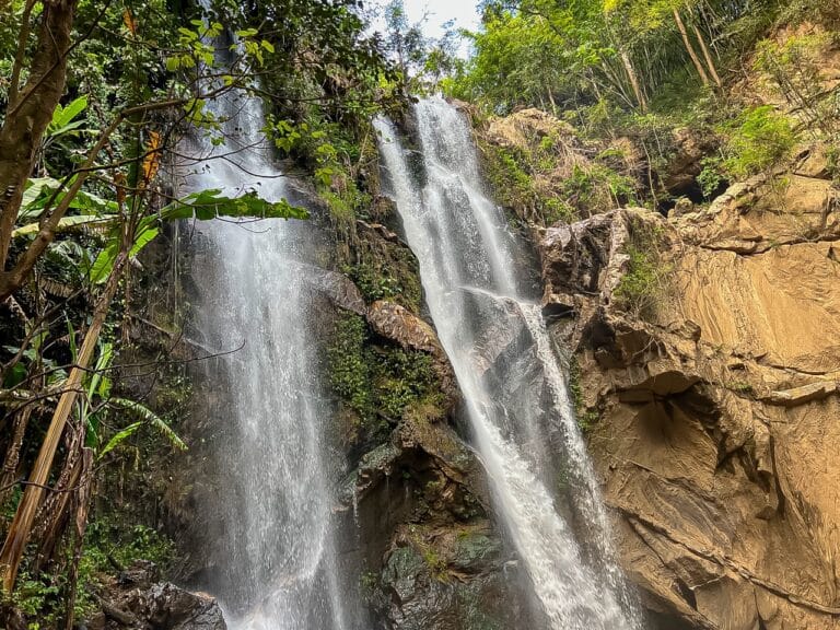 Watervallen over een rotswand in de jungle van Koh Chang