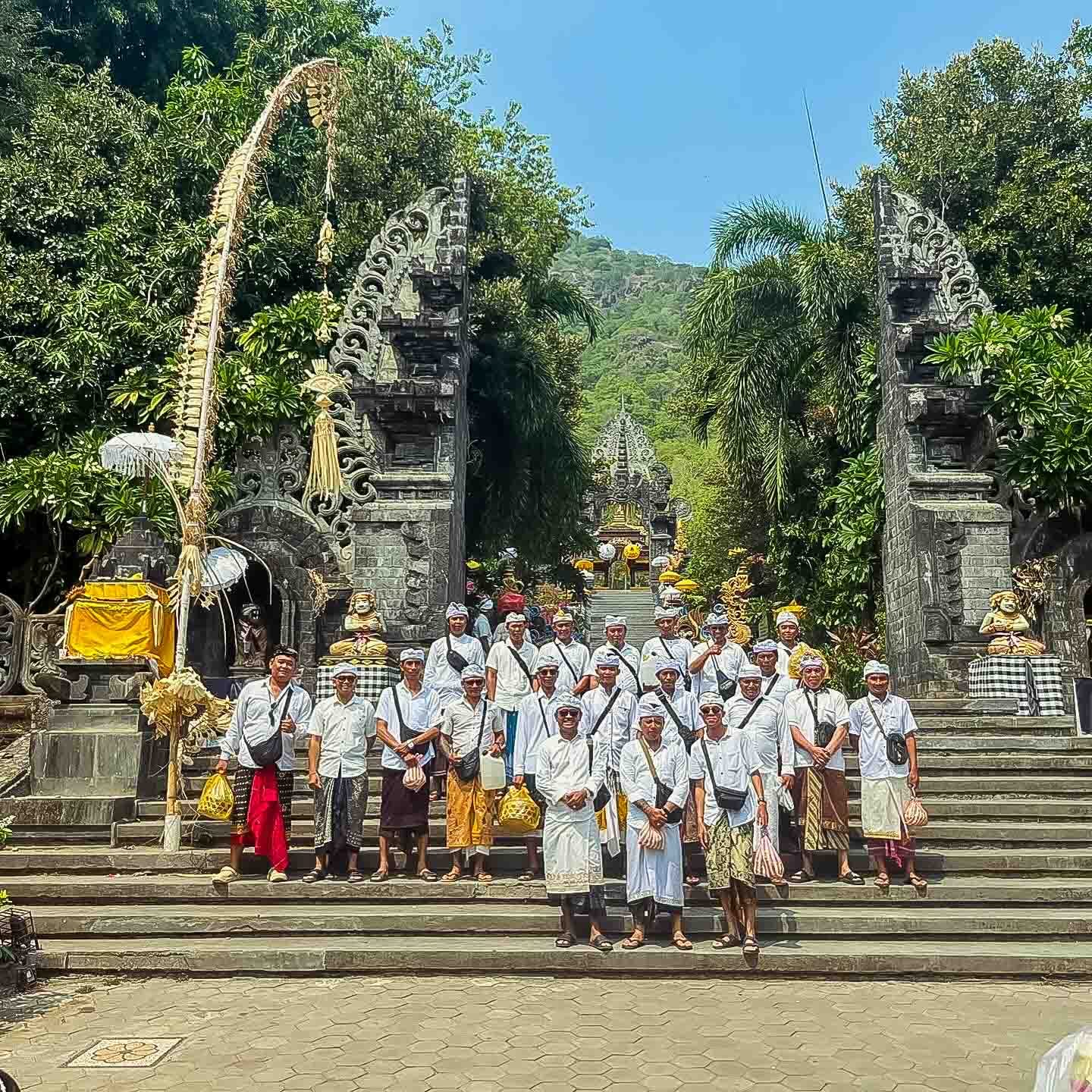 Checklist reis Bali 6 Reisgroep in ceremoniële kleding bij de tempel